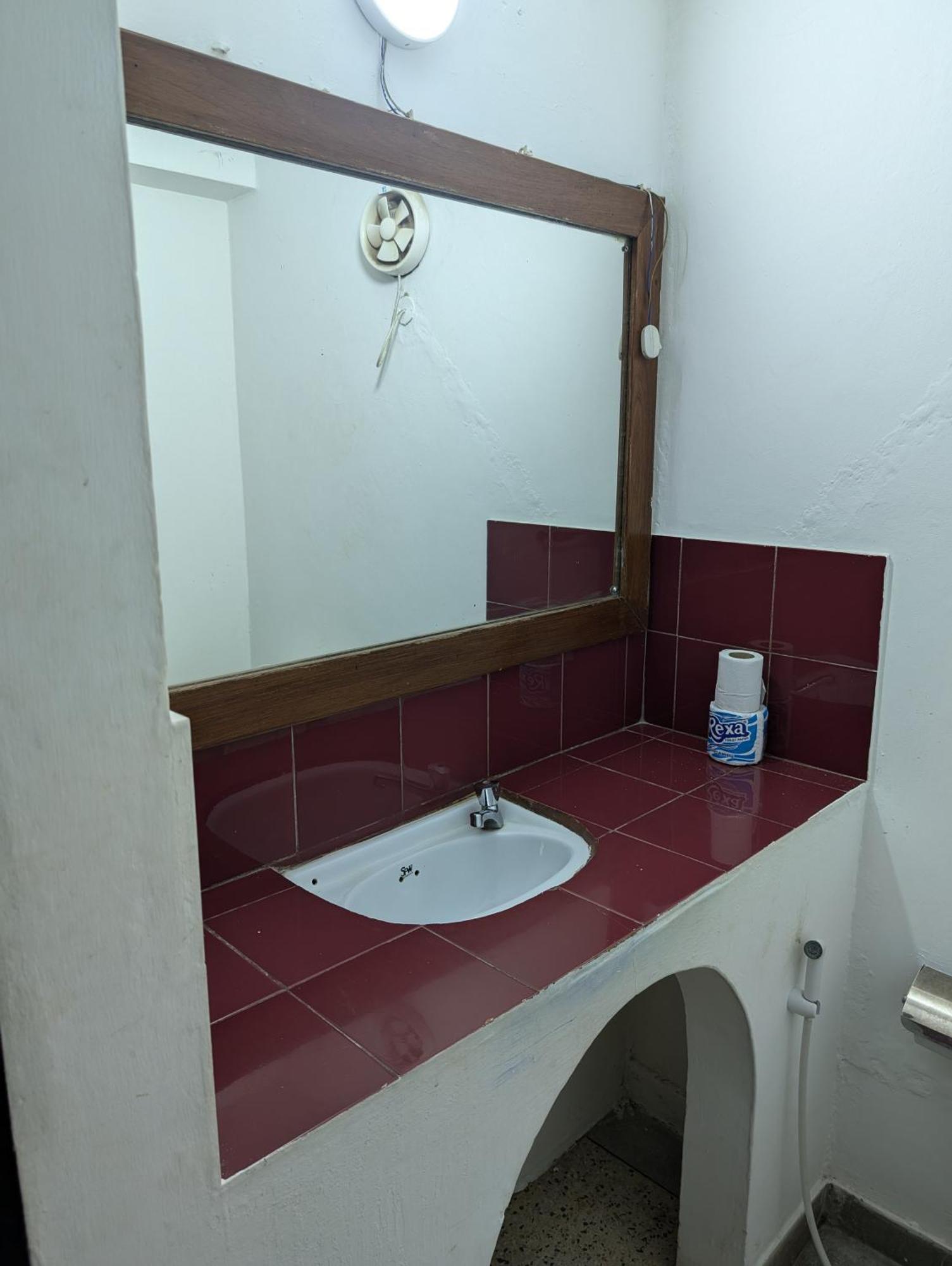 Q-Bar & Guesthouse Dar es Salaam Luaran gambar