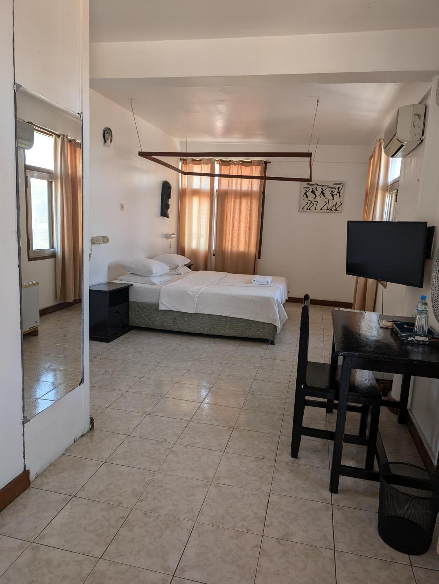 Q-Bar & Guesthouse Dar es Salaam Luaran gambar