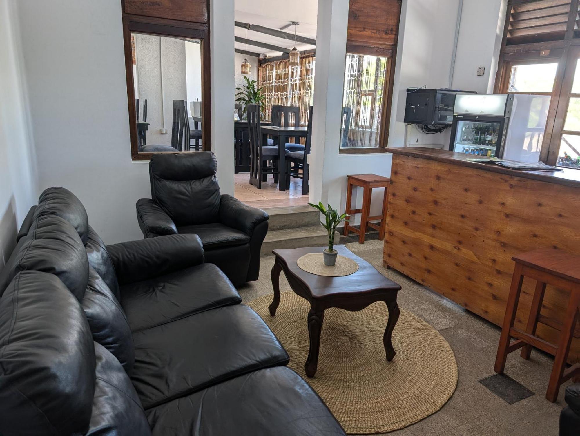 Q-Bar & Guesthouse Dar es Salaam Luaran gambar