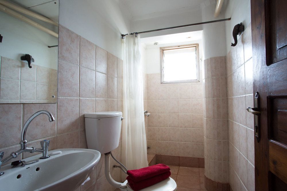 Q-Bar & Guesthouse Dar es Salaam Luaran gambar